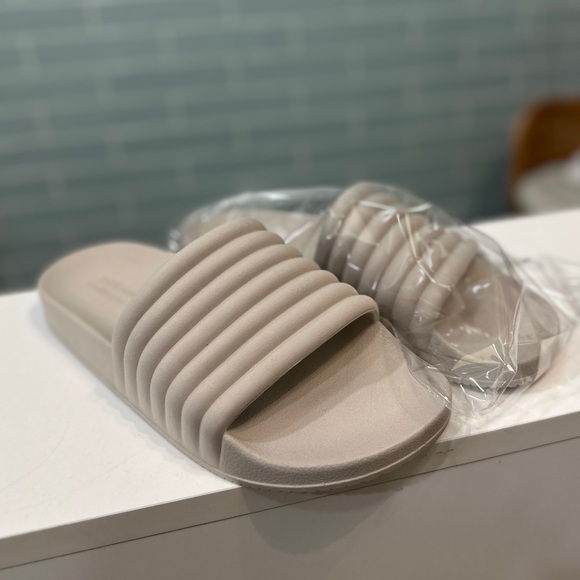 Girlfriend Collective Reslide Recycled Slides, Like New, 10 - Picture 2 of 4